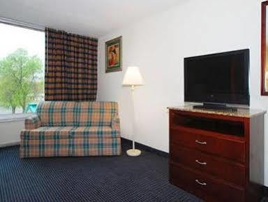 Hotel Quality & I-65 3*
